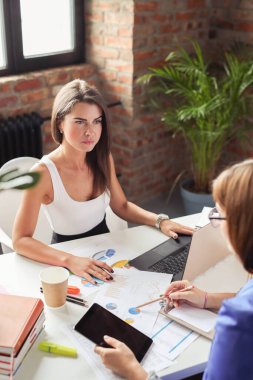 İş için. Ofisteki kadınlar.