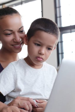 - Aile. Güzel anne ve tatlı oğlu