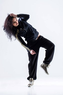 Beyaz arka planda hip-hop dansçısı