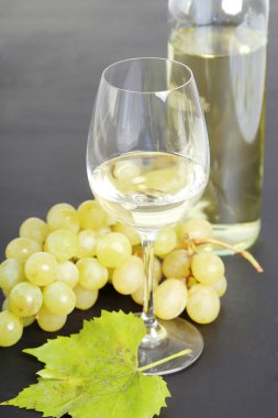 İçelim. Masada nefis şarap var.