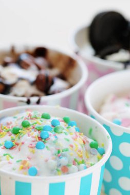 Tatlı. Masada nefis dondurma var.