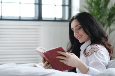 Uyku zamanı. Yatakta güzel kadın