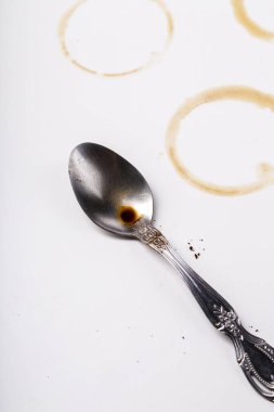 Masada kahve lekeleri var.