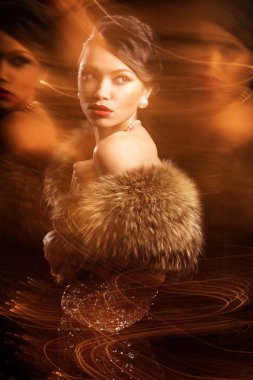 Eski, eski. Rüyada muhteşem bir kadın.