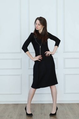 Beyaz arka planda poz veren güzel bir kızın portresi.