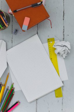 Okul, eğitim. Masada kalemler olan bir kitap.
