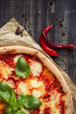 Yiyecekler. Masada nefis bir pizza