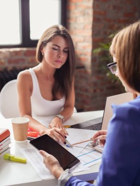 İş için. Ofisteki kadınlar.