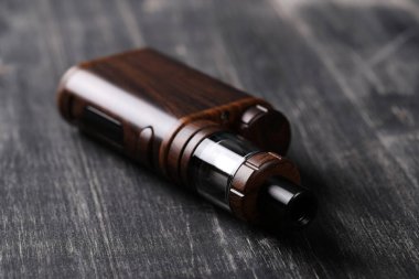 Tahta masada buharlaştırma cihazı var.