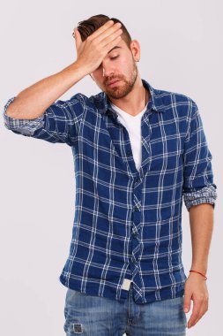 Duygular, duygular. Beyaz bir geçmişi olan genç bir adam.