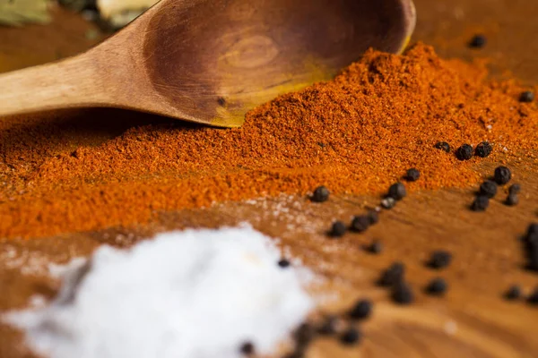 Baharatlar. Masada bir sürü baharat var.