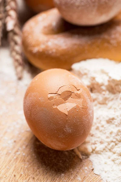 Baker Close Ovos Cachos Mesa — Fotografia de Stock