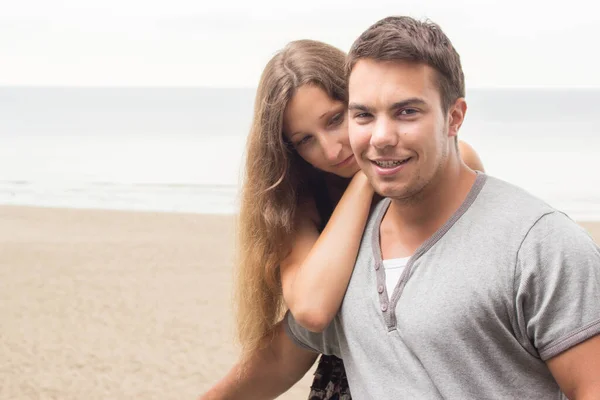 Portrait Beau Jeune Couple Sur Plage Mer — Photo