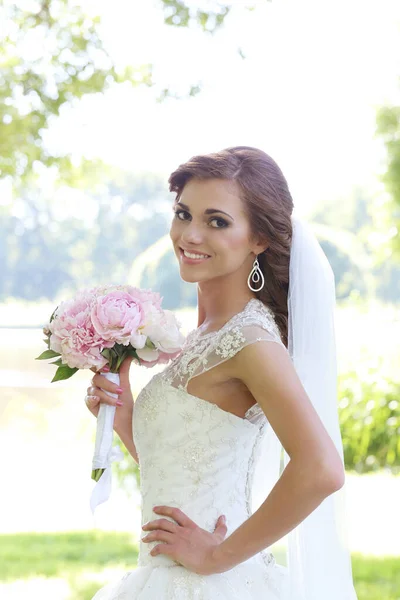 Jeune Belle Mariée Posant Dans Parc Avec Bouquet Fleurs — Photo