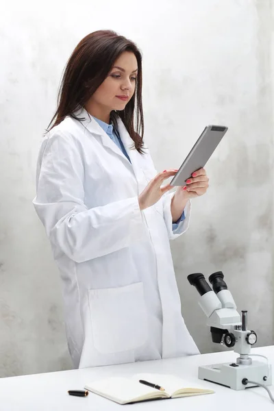 Professionista Dottore Scienziato Con Microscopio — Foto Stock