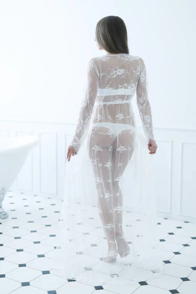 Мода Женщина Позирует Белом Платье — стоковое фото