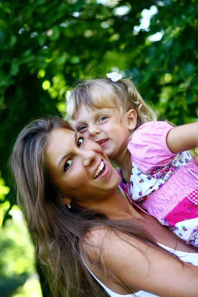 Gadis Manis Dan Cantik Dengan Ibunya — Stok Foto