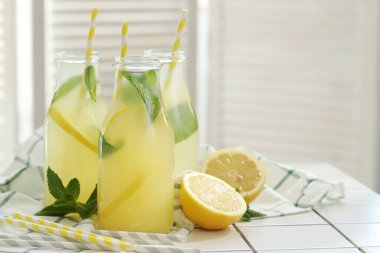 Limonata. Masada içecek bir şeyler var.