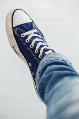 Yerde klasik spor ayakkabılar.