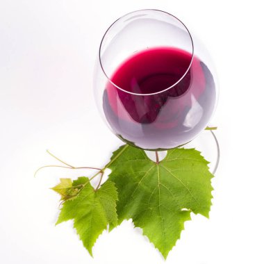 Beyaz arka planda kırmızı şarap