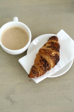 Yiyecekler. Masada lezzetli kruvasan var.