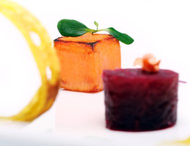 Masadaki gurme yemeklerini kapat.