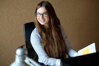 Günlük rutin. Ofisteki kadın.