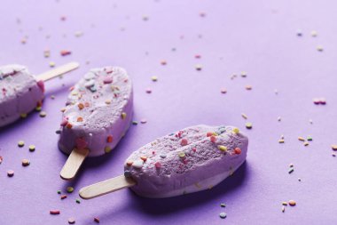 Mor arka planda leziz bir dondurma.