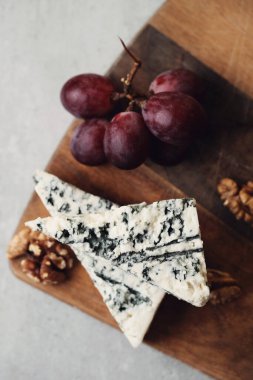 Yiyecekler. Peynir masada.