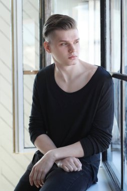 Yakışıklı adam rahat giysilerle poz