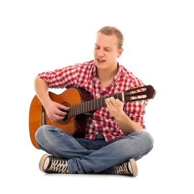 Tahta gitarlı genç bir müzisyen.
