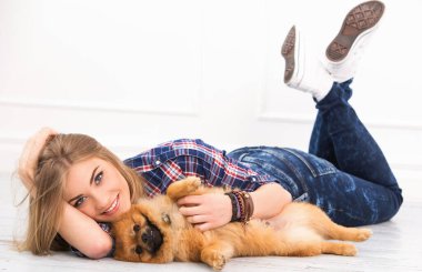 Şirin, çekici ve tüylü köpeği olan bir kız.