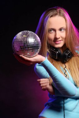 Güzel sarışın kız müzik dinliyor ve eğleniyor.