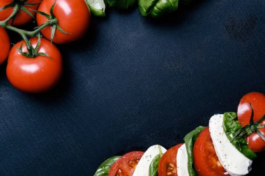 Yemek, yemek. Masada domatesli Mozzarella.