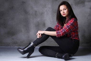 Yerde poz veren güzel kız.