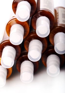 beyaz zemin üzerinde Kozmetik Şişeler ve yakın çekim