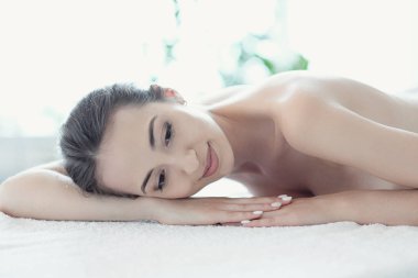 Yaşam tarzı. Kaplıca salonundaki güzel kız.