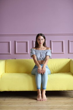 Sarı kanepede güzel bir kız