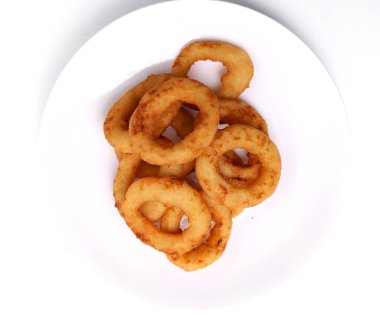 Beyaz arkaplanda soğan halkaları