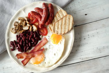 Yemek ve yemek. Masada kıskanç bir kahvaltı.
