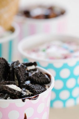 Tatlı. Masada nefis dondurma var.