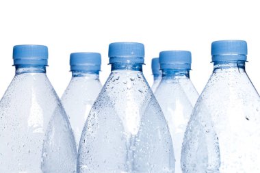 Beyaz arkaplanda boş su şişesi