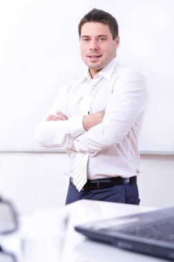 Genç işadamı ofisinde.