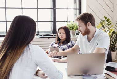 birlikte modern ofisinde çalışan genç iş adamları
