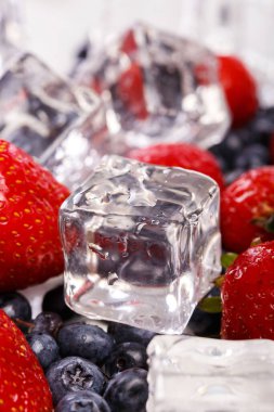 Yemek, doğa. Buz küplü bir yığın lezzetli böğürtlen.