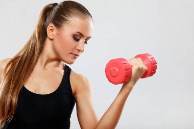 Spor ve güzel kadın pozu, spor ve sağlıklı yaşam konsepti
