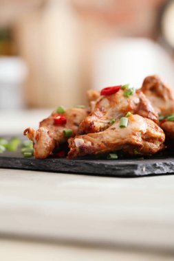 Yemek ve yemek. Kızarmış tavuk bacağı.