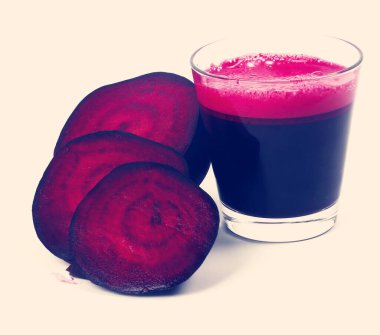 Beyaz arka planda pancar içeceği