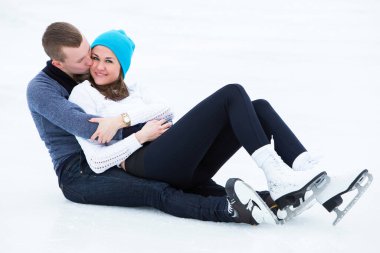 Buz pateni pistinde güzel, çekici bir çift