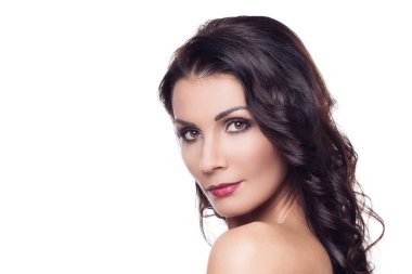 Beyaz arka planda güzel esmer, güzellik ve cilt konsepti